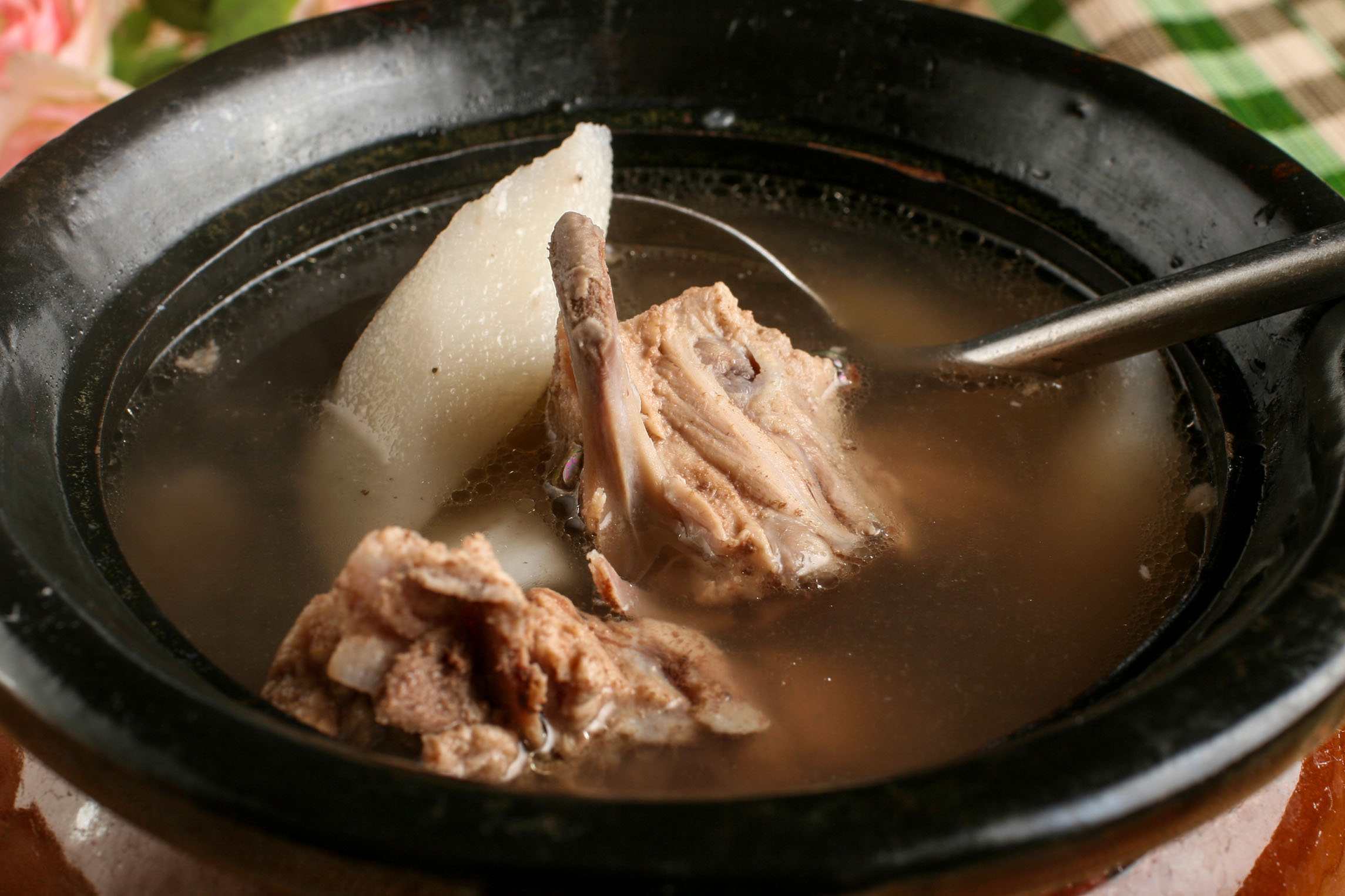 骨头汤炖得越久越好吗那炖多长时间才是最佳的呢