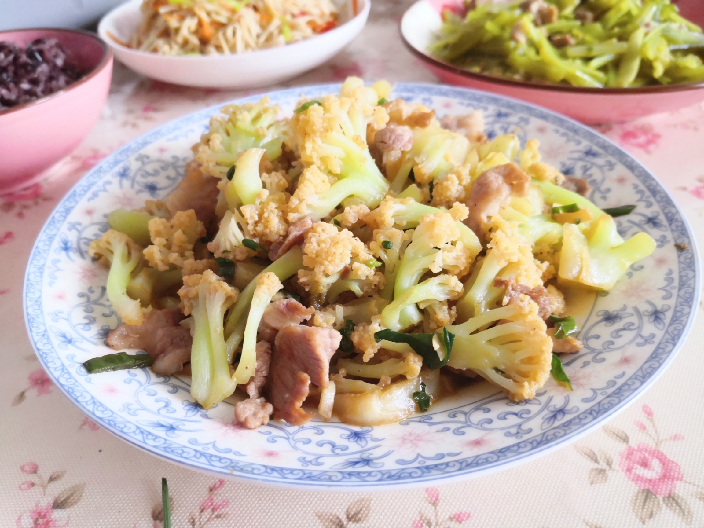 花菜肉丝做法也雷同,花菜要先用盐水浸泡,再焯水,最后再翻炒,比较下饭