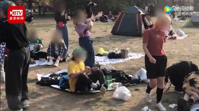 「朝阳公园」外国人不戴口罩,扎堆北京一公园聚餐!网友大惊!官方回应了