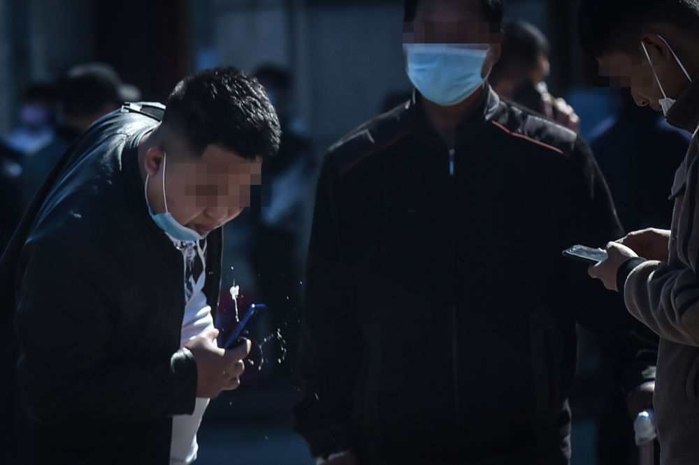 随地吐痰@随地吐痰陋习改了吗？世界卫生日前夕街头“暗访”记