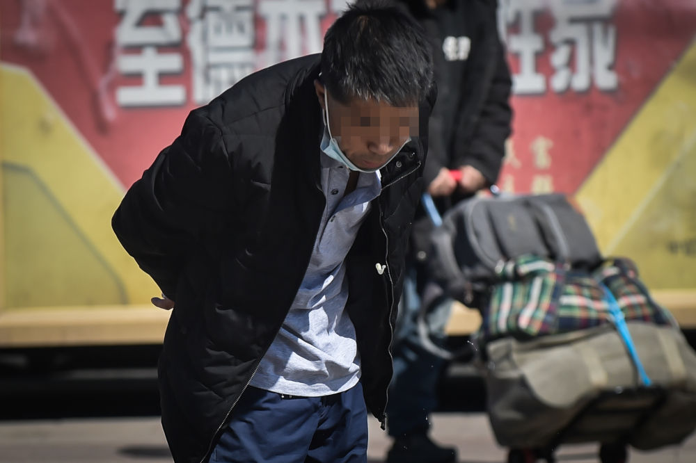 随地吐痰@随地吐痰陋习改了吗？世界卫生日前夕街头“暗访”记