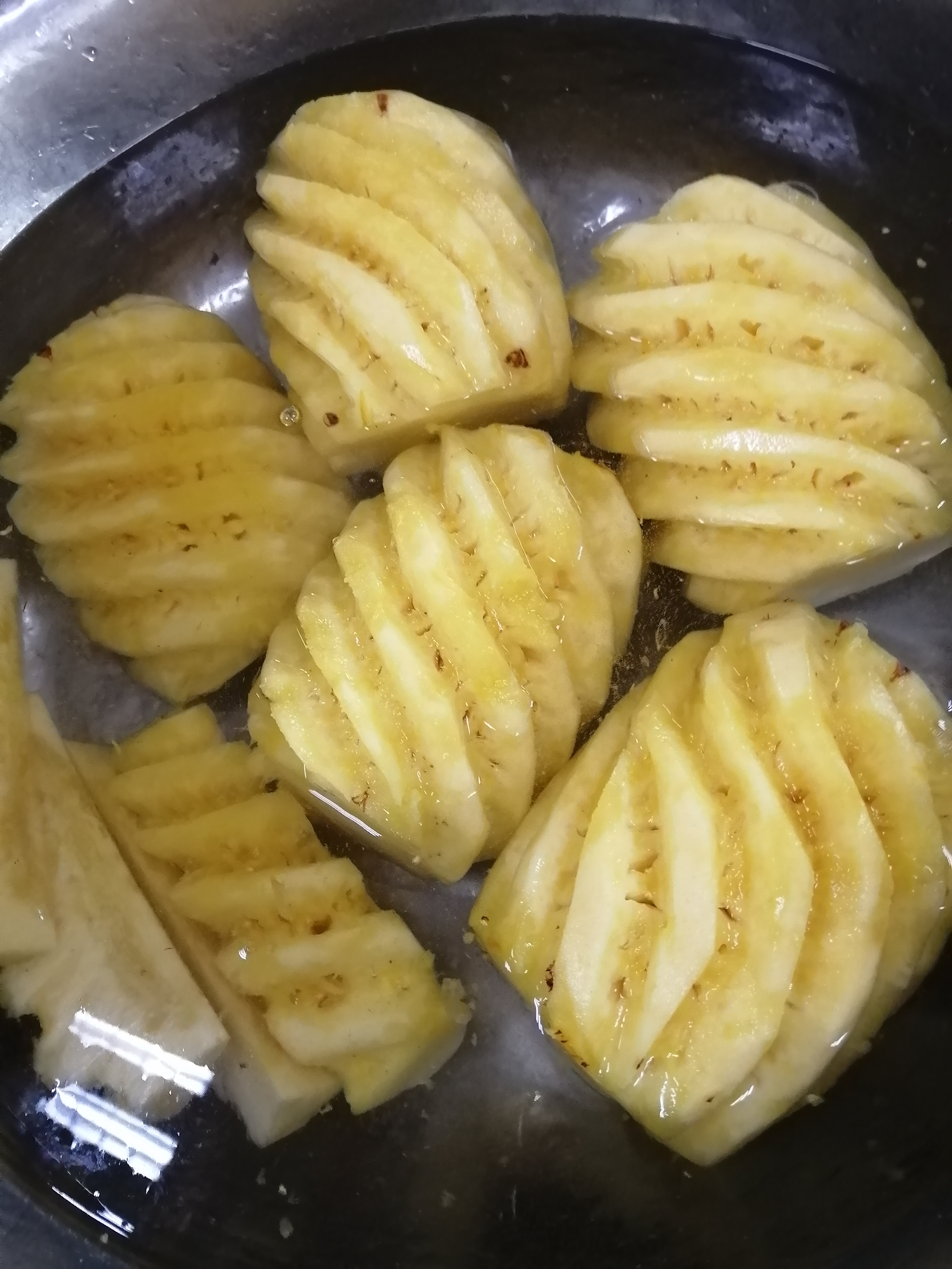 削皮的菠萝在盐水中浸泡