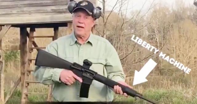 国际▲美国政客抽奖“防疫用品”送给支持者，奖品是一把来复枪