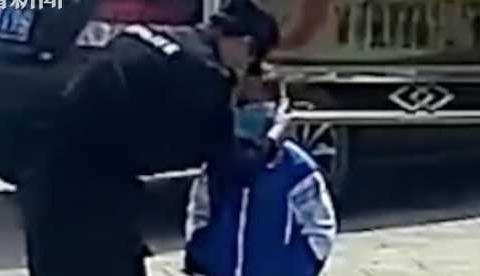 口罩■街头小女孩没戴口罩 执勤民警询问后下一幕暖哭