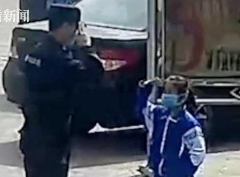 口罩■街头小女孩没戴口罩 执勤民警询问后下一幕暖哭