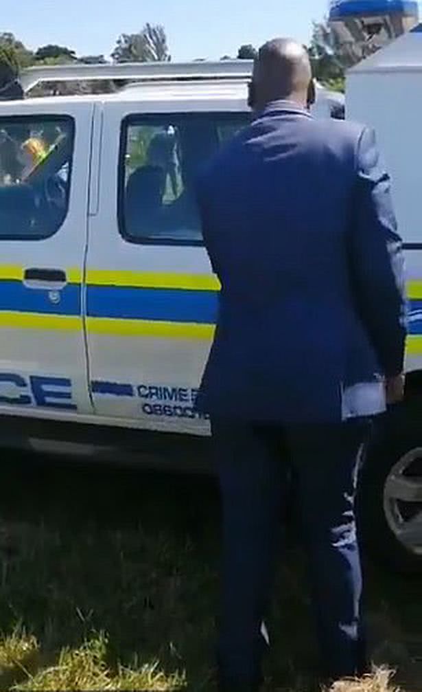 #婚礼#因违反防疫措施，南非新婚夫妇在婚礼现场被捕入狱