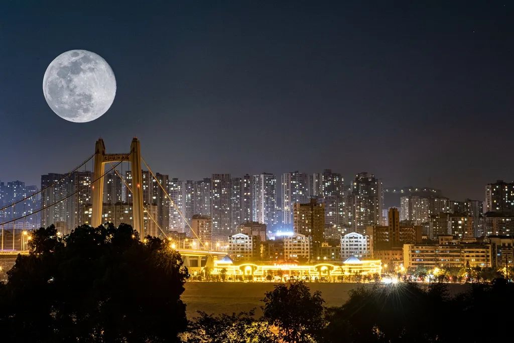 超级月亮昨晚点亮津城夜空江津人的朋友圈刷屏啦