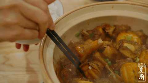 『海鲜』粤菜里的战斗鸡，酱香的鲍鱼鸡煲