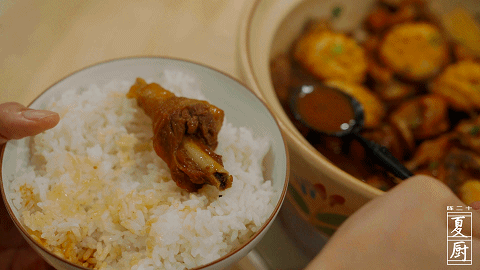 『海鲜』粤菜里的战斗鸡，酱香的鲍鱼鸡煲