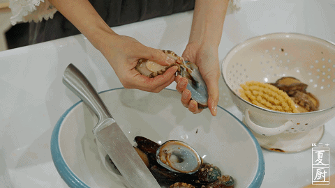 『海鲜』粤菜里的战斗鸡，酱香的鲍鱼鸡煲