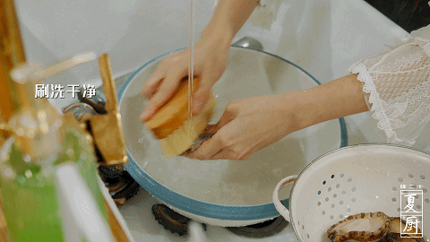 『海鲜』粤菜里的战斗鸡，酱香的鲍鱼鸡煲