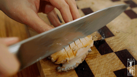 『海鲜』粤菜里的战斗鸡，酱香的鲍鱼鸡煲