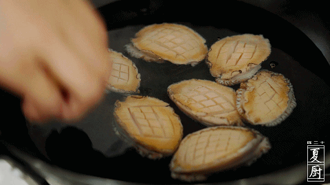『海鲜』粤菜里的战斗鸡，酱香的鲍鱼鸡煲