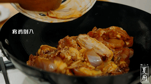 『海鲜』粤菜里的战斗鸡，酱香的鲍鱼鸡煲