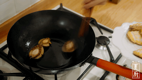 『海鲜』粤菜里的战斗鸡，酱香的鲍鱼鸡煲