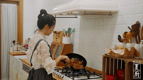 『海鲜』粤菜里的战斗鸡，酱香的鲍鱼鸡煲