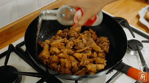 『海鲜』粤菜里的战斗鸡，酱香的鲍鱼鸡煲