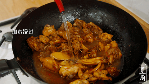 『海鲜』粤菜里的战斗鸡，酱香的鲍鱼鸡煲