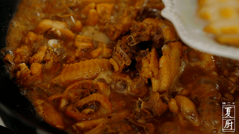 『海鲜』粤菜里的战斗鸡，酱香的鲍鱼鸡煲