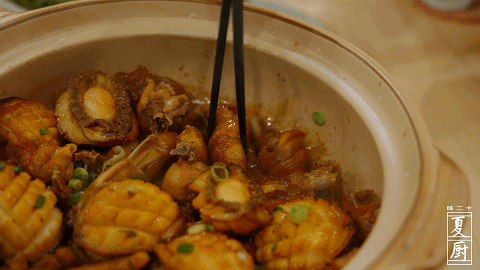 『海鲜』粤菜里的战斗鸡，酱香的鲍鱼鸡煲