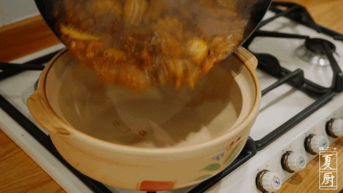 『海鲜』粤菜里的战斗鸡，酱香的鲍鱼鸡煲