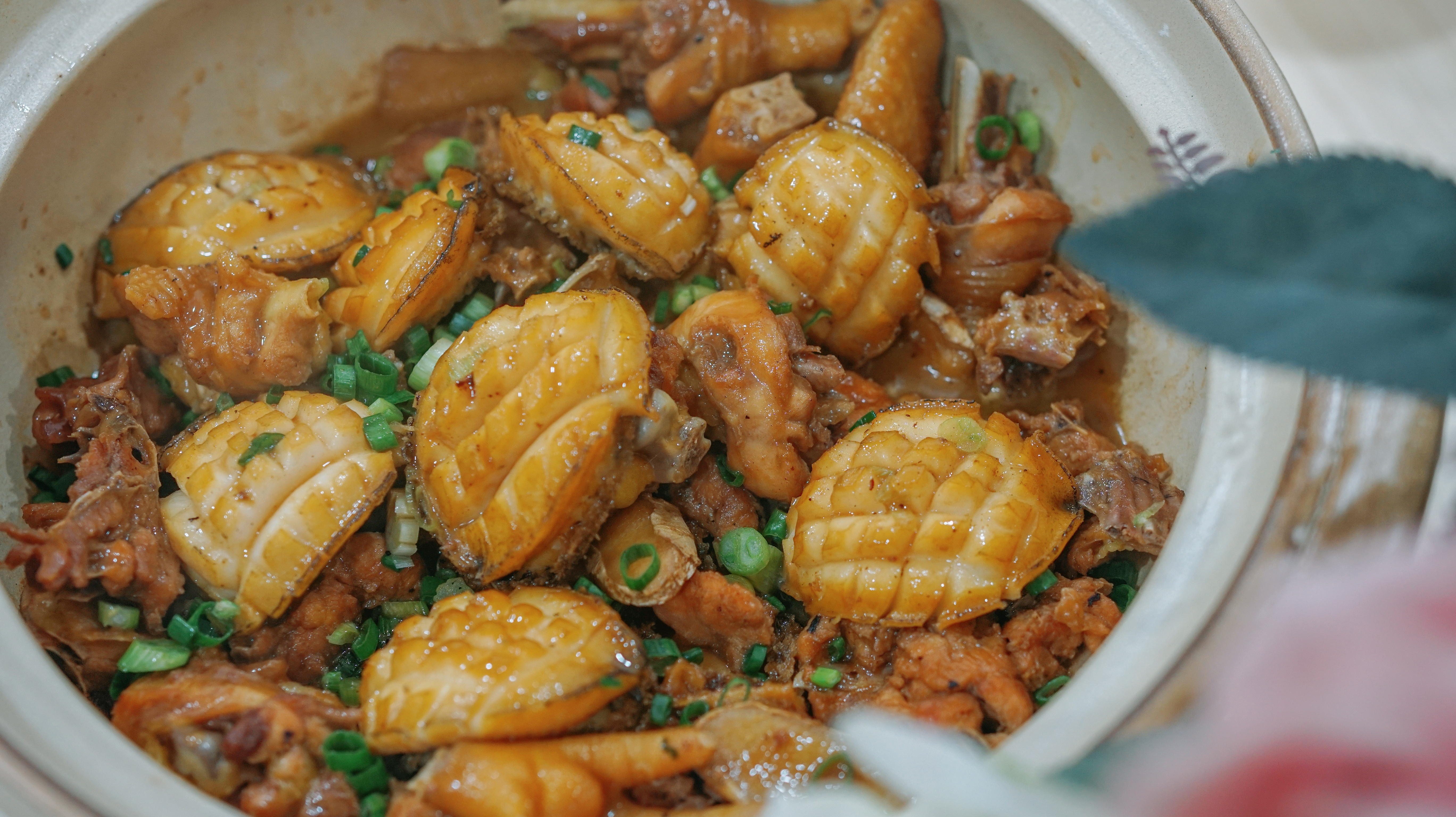 『海鲜』粤菜里的战斗鸡，酱香的鲍鱼鸡煲