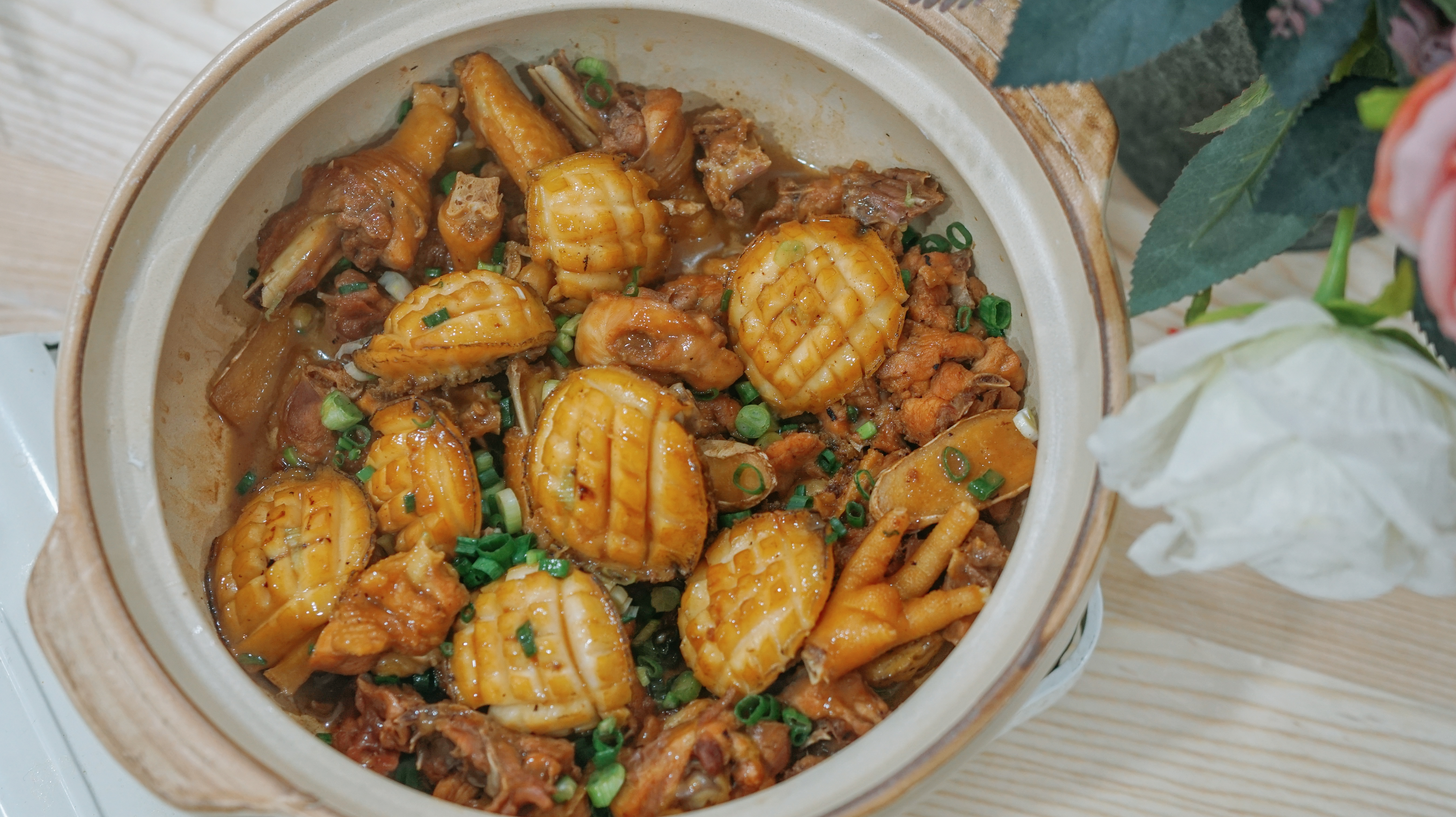 『海鲜』粤菜里的战斗鸡，酱香的鲍鱼鸡煲