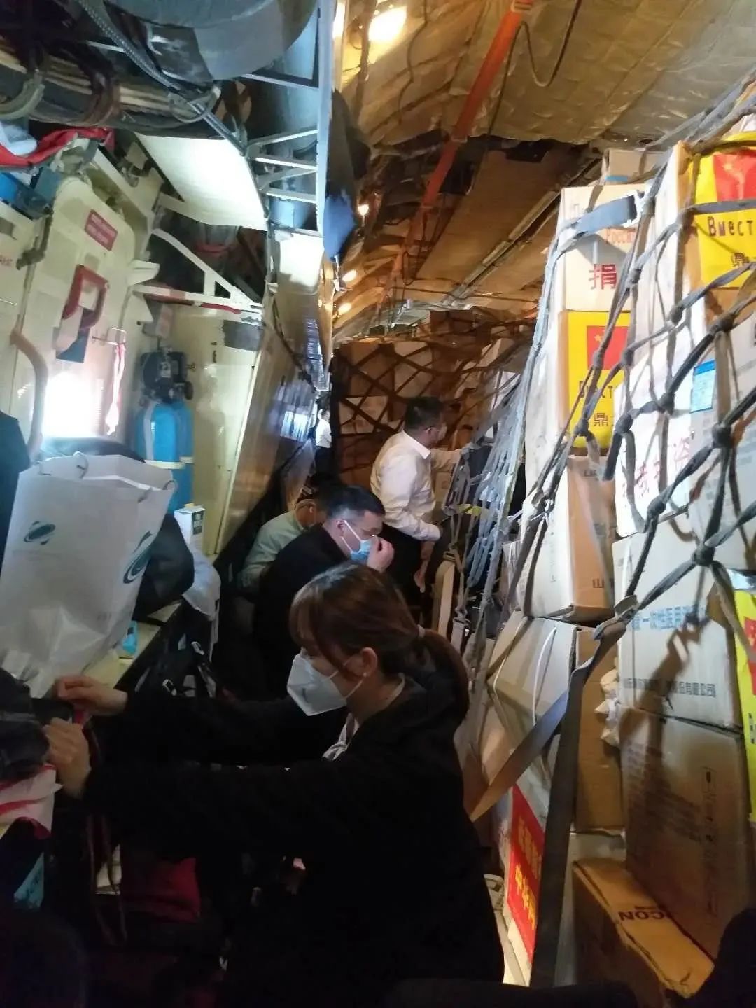 【传染病】中国专家组乘军机驰援，舱内这一幕让人肃然起敬！