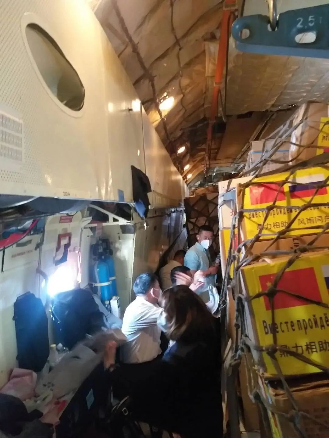 【传染病】中国专家组乘军机驰援，舱内这一幕让人肃然起敬！