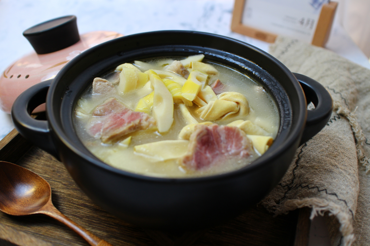 记得刚来杭州上大学时,第一次吃到腌笃鲜就喜欢上了