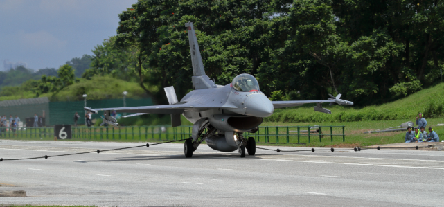 [新加坡空军的F-16战斗机在使用MAAS系统]