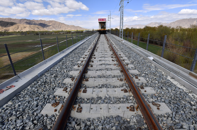 川藏铁路拉萨至林林芝段铁路首次长钢轨无缝焊接顺利完成