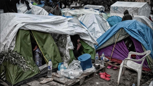 『希腊移民』一名妇女出现发烧症状后死亡引发骚乱,希腊最大难民营被大火吞噬