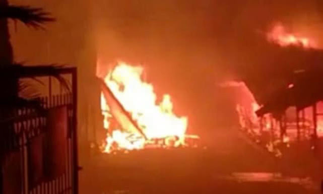 『希腊移民』一名妇女出现发烧症状后死亡引发骚乱,希腊最大难民营被大火吞噬