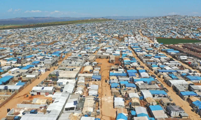 『希腊移民』一名妇女出现发烧症状后死亡引发骚乱,希腊最大难民营被大火吞噬