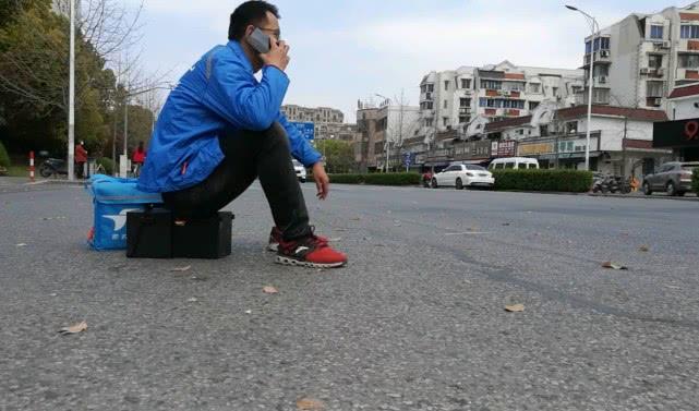 【白领】白领“失业”送外卖累到膝盖受伤，你的“自救”之路在哪里