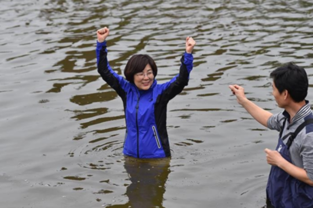 「女市长」顺利当选后 韩国女市长当众跳河