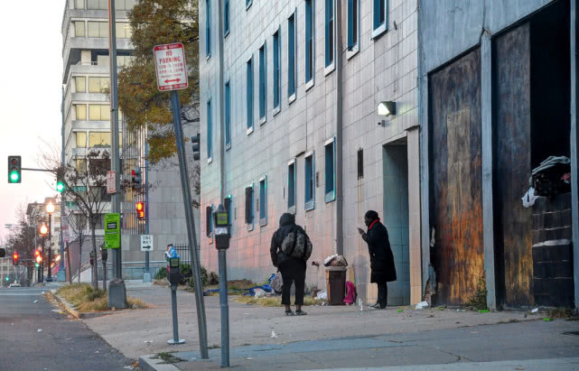 肺炎：美国华盛顿州大量流浪者感染新冠肺炎，两周激增至上百病例