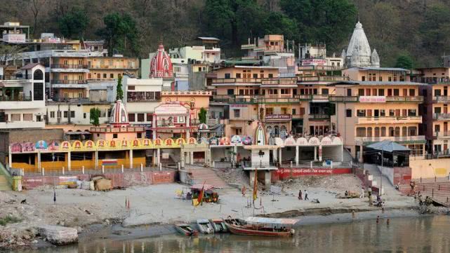 国际社会■印度封锁后，6名外国游客旅费花光被迫住山洞喝恒河水砍柴做饭