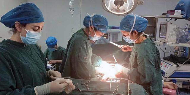 『社会』4000米高原上，深圳援疆医生成功为一名危重患者实施手术