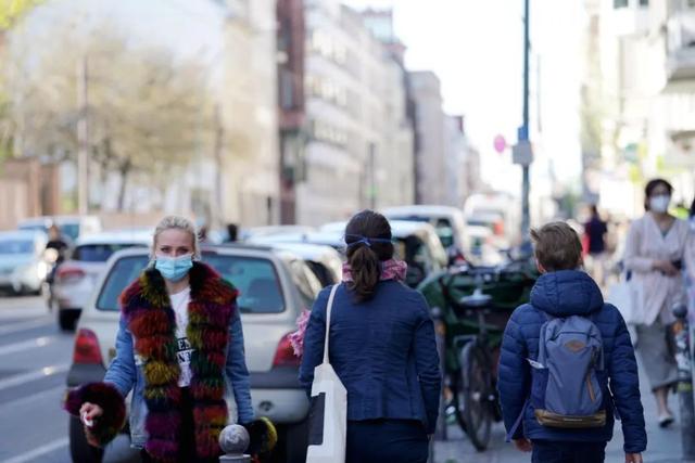 #疫情#世卫组织总干事称新冠病毒将长期存在 美国暂停发放绿卡60天