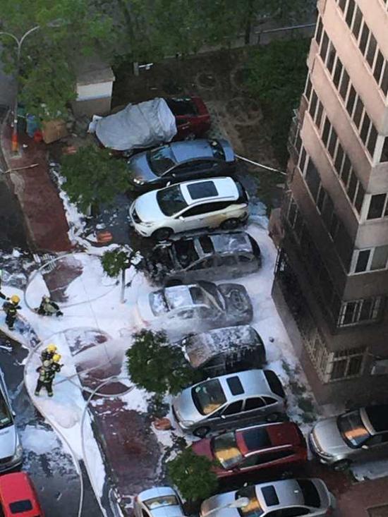 『消防车』一小区两车起火浓烟几十米高 消防车却进不来