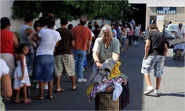「经济学」三位诺奖得主解析，美国疫情经济形势不好的三大原因