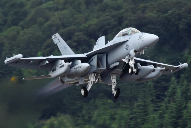 【战斗机】德国防长:除了波音F-18,欧洲台风战机也要买,而且是近百架