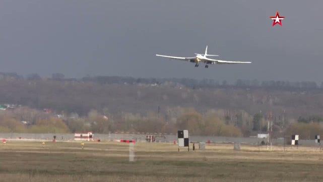 『战略轰炸机』俄罗斯国防部接收两架经现代化升级的图-160战略轰炸机