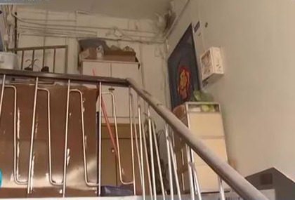 租房▲男子连骗7人全靠这一招，被抓时还在看法律书做笔记！