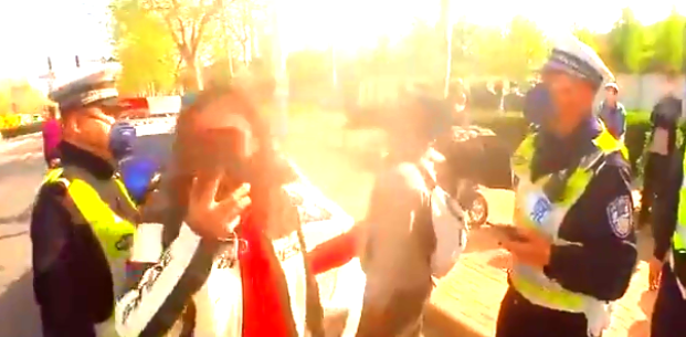 社会■太嚣张!女子打骂民警,自称“抖音粉丝过百万”!