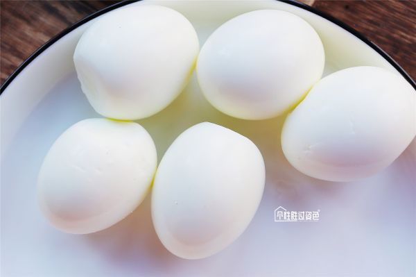 豆果美食▲烧菜勾芡讲究多，芡汁一定要这个时候下，亮油挂汁不起疙瘩！