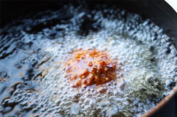 豆果美食▲烧菜勾芡讲究多，芡汁一定要这个时候下，亮油挂汁不起疙瘩！