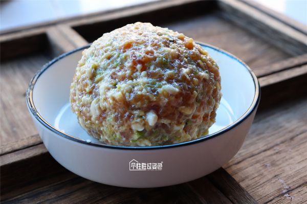 豆果美食▲烧菜勾芡讲究多，芡汁一定要这个时候下，亮油挂汁不起疙瘩！